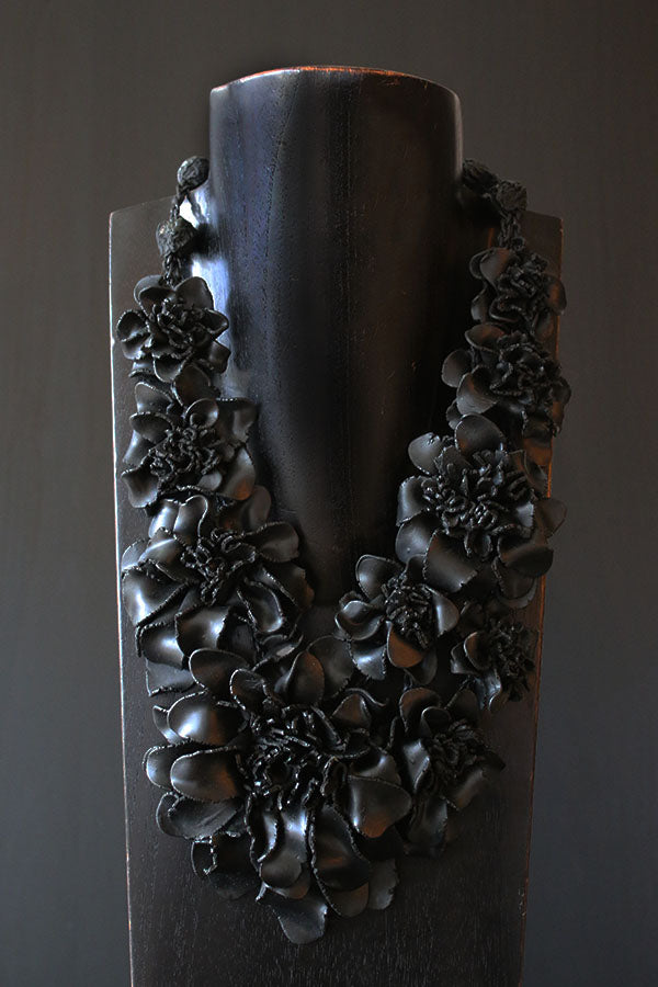 Grazia Fortuna Ward Black Flower Necklace Black